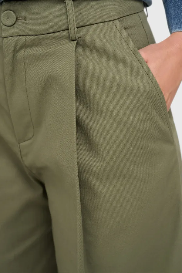 Grüne Baumwollhose im Paperbag-Stil mit Seitentaschen, Barrel-Schnitt, Balti