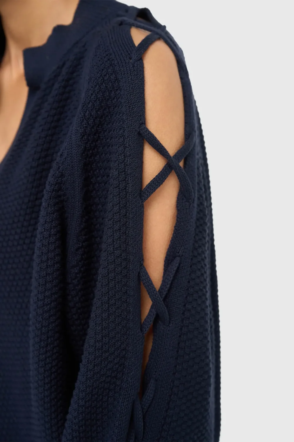 Baumwollpullover für Damen mit Schnürung, offenen Ärmeln und schulterfreiem Ausschnitt, grob gestrickt, blau