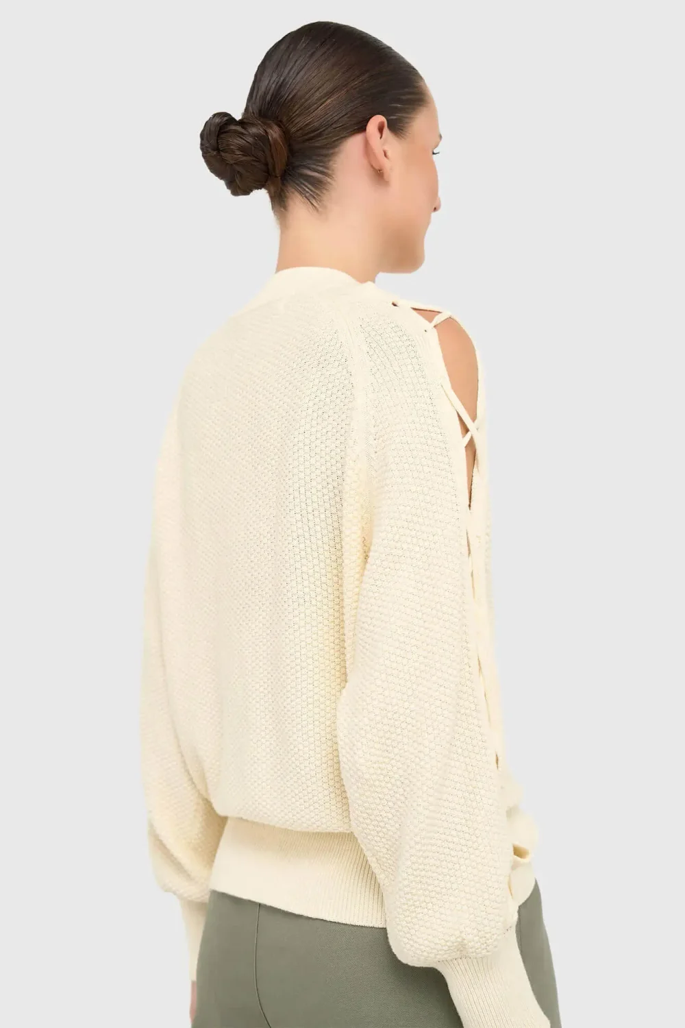 Baumwollpullover für Damen mit Schnürung, offenen Ärmeln und schulterfreiem Ausschnitt, grob gestrickt, cremefarben
